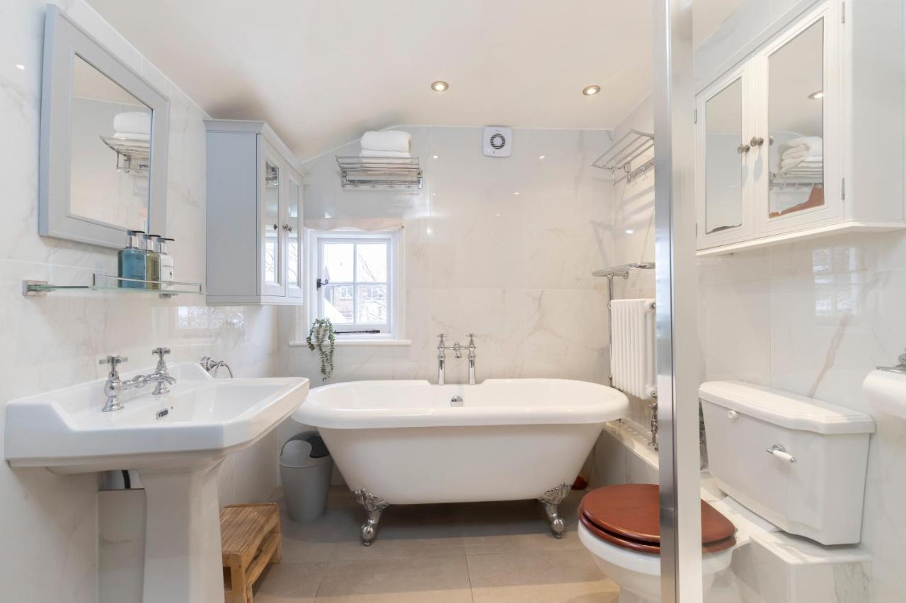 Beautiful 4 Bedroom Home Cheltenham Extérieur photo