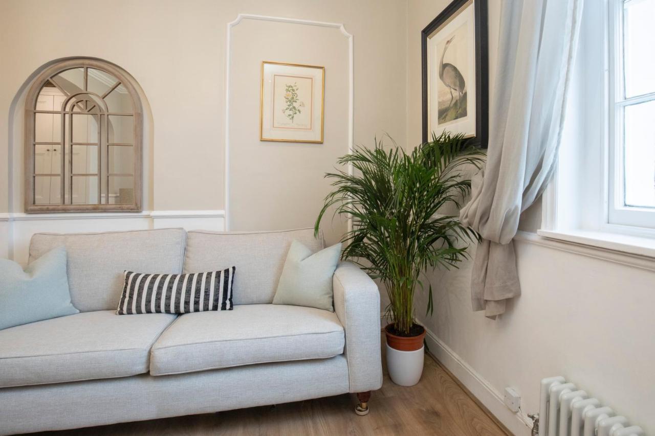 Beautiful 4 Bedroom Home Cheltenham Extérieur photo